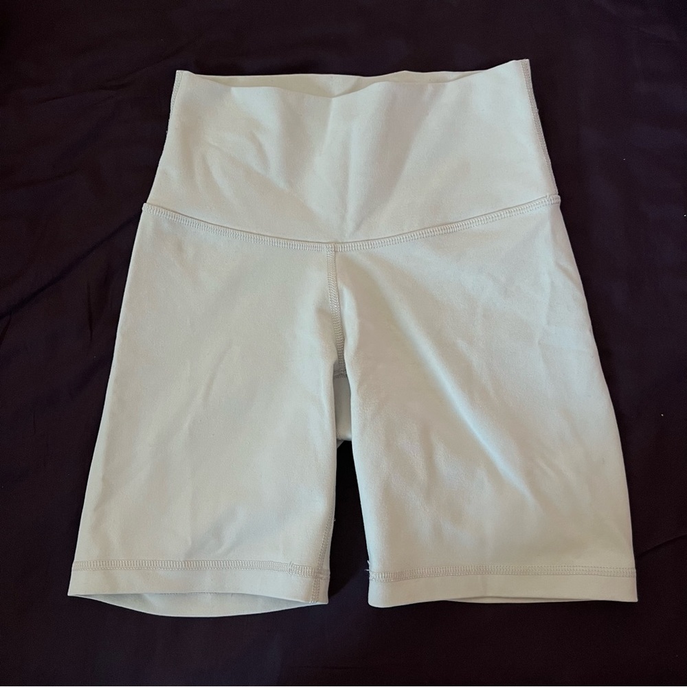 TnaLIFE atmosphere hi-rise 7” short (XS ice grey)